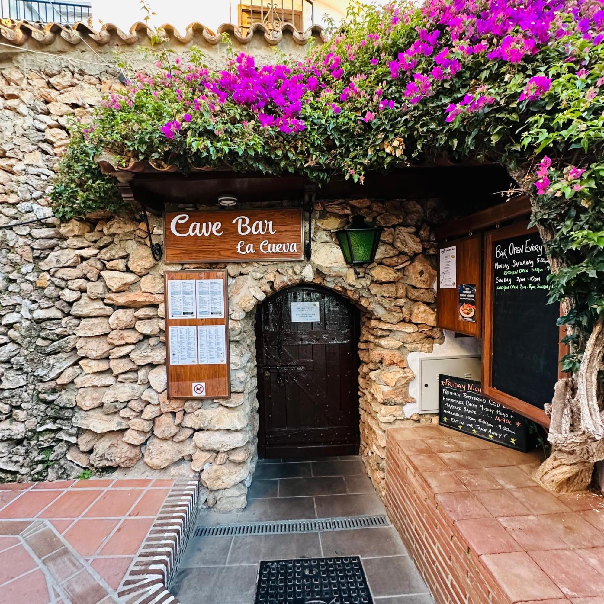 Right By The Pool Area In Capistrano Village! Nerja Exteriör bild